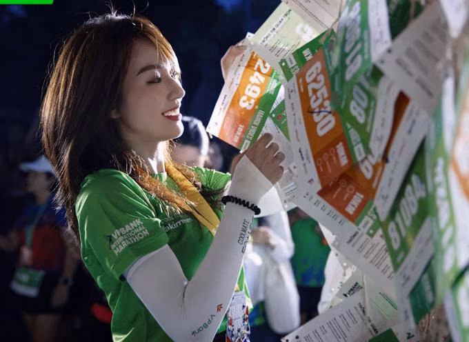 Hotgirl Hà Kim khiến dân mạng ‘tan chảy’ với nhan sắc trong veo ở marathon đêm Hà Nội