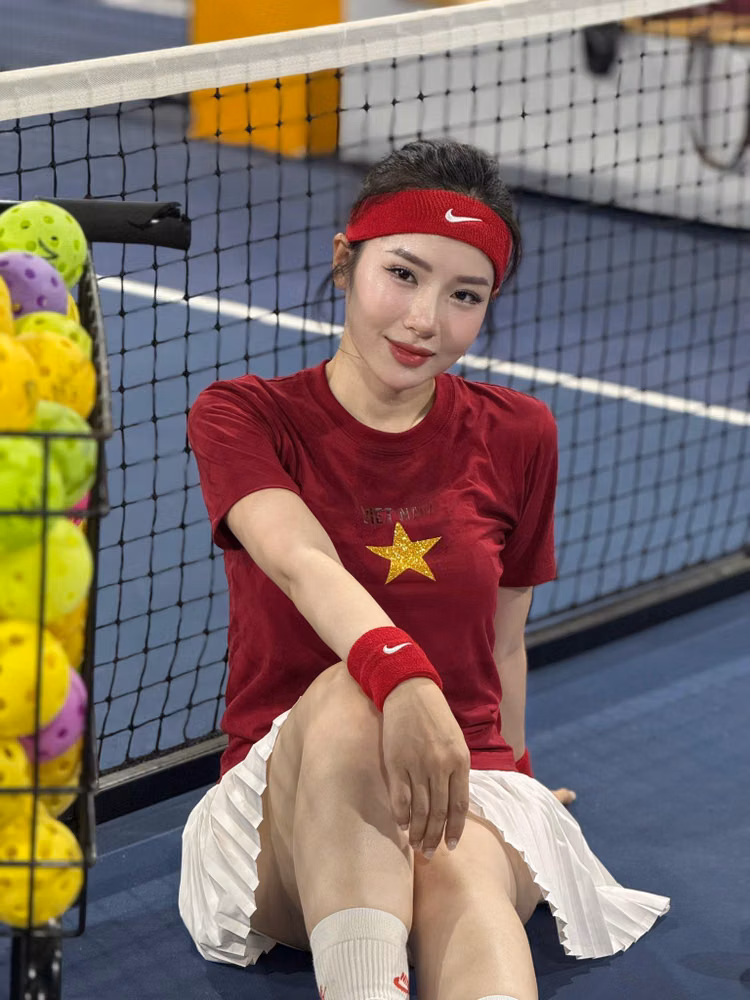 Loan Barbie diện trang phục ấn tượng trên sân pickleball