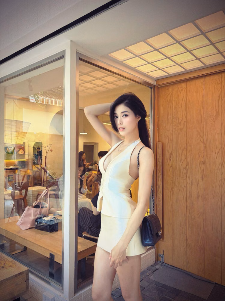 Đặng Thu Huyền khiến fan “đứng ngồi không yên” khi khoe body cực phẩm dịp Trung thu