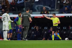 Bốn khoảnh khắc gây tranh cãi mà trọng tài đã hoàn toàn sai lầm trong trận El Clasico