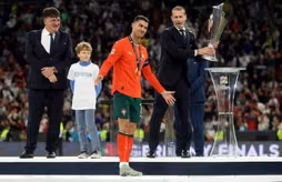 Ronaldo thúc giục Al Nassr giành ngôi sao mà Barcelona khao khát