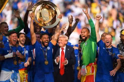 Tổng thống Mỹ Donald Trump "hòa mình" vào buổi ăn mừng vô địch của Chelsea