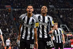 MU 1 - 2 Newcastle: Phép màu của Carrick hết hiệu nghiệm