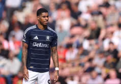 Rashford chờ điện thoại Barcelona khi Man United trao số áo anh cho tân binh