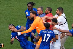 Luis Enrique ẩu đả với Joao Pedro trước sự hiện diện của Tổng thống Mỹ Donald Trump