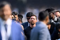 Cổ động viên Ấn Độ hô khẩu hiệu chống Real Madrid khi Messi, Suarez thăm Mumbai