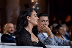 Ronaldo tình tứ ngắm bạn gái gợi cảm