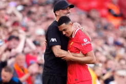 Jurgen Klopp phản pháo đanh thép trước tiếng la ó dành cho Alexander-Arnold: 'Tôi tắt TV ngay lập tức'