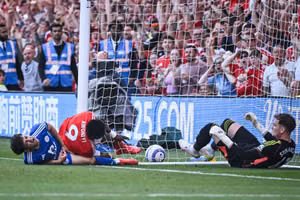 Taiwo Awoniyi của Nottingham rơi vào hôn mê sau cú đập người vào cột dọc ở trận hòa Leicester