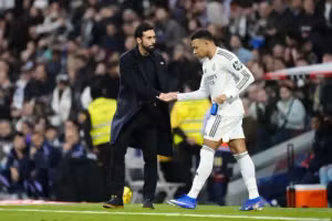 Kylian Mbappe và cái đầu gối phơi bày sự mục nát của một đế chế