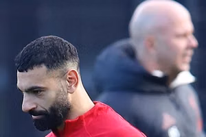 Arne Slot giữ kín về việc hòa giải với Mohamed Salah sau chiến thắng Champions League