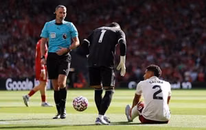 Saliba rời sân ngay những phút đầu
