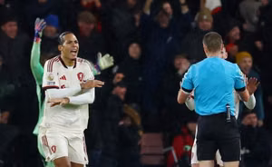 Liverpool thua đau Bournemouth: Hồi chuông báo động cho nhà vô địch