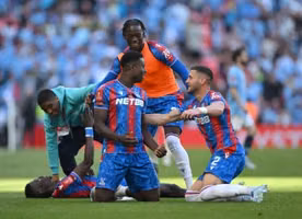 Crystal Palace từ chối hai đề nghị của Liverpool cho Guehi bất chấp bế tắc hợp đồng