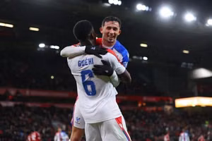 Cược của Arne Slot thất bại thảm hại khi Crystal Palace hoàn tất cú ăn ba trước Liverpool