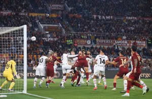 VAR khiến CĐV Milan phẫn nộ vì xử lý thẻ đỏ không nhất quán