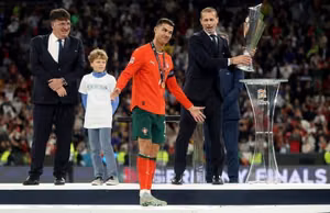 Ronaldo thúc giục Al Nassr giành ngôi sao mà Barcelona khao khát