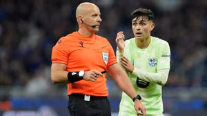Trọng tài Szymon Marciniak phủ nhận phát ngôn từ phía Barcelona sau tranh cãi ở Champions League
