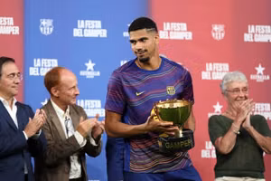 Tottenham Hotspur Lao Vào Cuộc Chiến Ba Bên Cho Hậu Vệ Barcelona: Liệu Có Đáng Giành Giật?