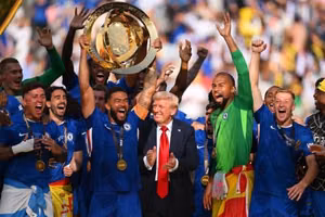 Tổng thống Mỹ Donald Trump "hòa mình" vào buổi ăn mừng vô địch của Chelsea