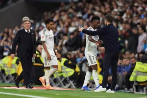Vinicius Junior lạc nhịp trong cỗ máy Real của Alonso