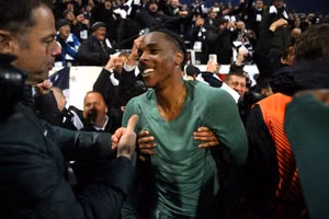 Mathys Tel hoàn tất chuyển nhượng tới Tottenham Hotspur