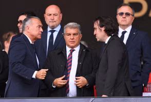 Chủ tịch Barca "gian nan" vào khán đài San Siro