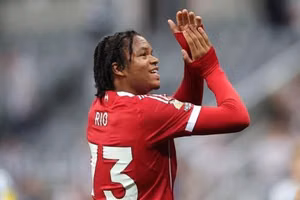 Isak đến, Rio Ngumoha sẽ vẫn có chỗ tại Liverpool