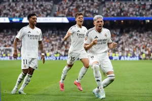 Kylian Mbappé và hành động ấm lòng bảo vệ Vinícius Júnior giữa tâm bão la ó tại Bernabéu