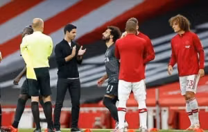 Arsenal sắp phải xếp hàng vỗ tay chúc mừng Liverpool