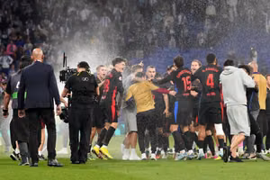 Căng thẳng: Espanyol bật vòi phun nước ngăn Barca ăn mừng chức vô địch La Liga
