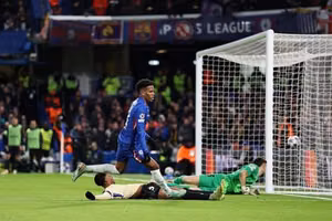 Estevao tỏa sáng hơn Lamine Yamal và gợi nhớ ký ức Messi trong chiến thắng hủy diệt của Chelsea trước Barcelona ở Champions League