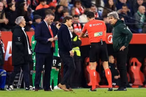 Derby Seville hỗn loạn: Trận đấu tạm dừng vì vật thể lạ ném xuống sân