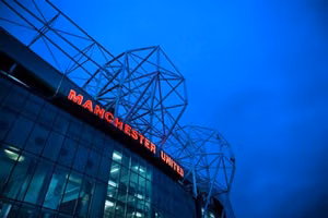 Trụ cột hàng phòng ngự vắng mặt trong trận Man United đấu Arsenal