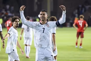 Ronaldo vượt Messi, chỉ cách kỷ lục 1 bàn