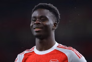 Bukayo Saka gia hạn 5 năm với Arsenal: Biểu tượng trung thành giữa thời đại kim tiền