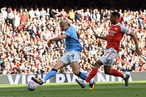 Manchester City đã vượt lên dẫn trước Arsenal ngay phút thứ 9 nhờ pha lập công của Erling Haaland