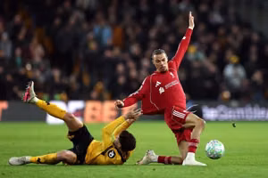 Wolves 2-1 Liverpool: Sụp đổ phút bù giờ, Liverpool hụt hơi trong cuộc đua Champions League