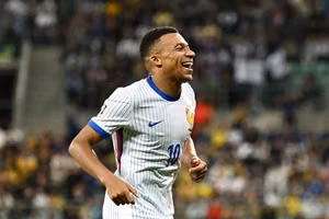 Kylian Mbappe ghi siêu phẩm giúp Pháp giành thắng lợi khó khăn trước Ukraine