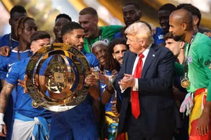 Cầu thủ Chelsea phản ứng trước sự xuất hiện kỳ lạ của Donald Trump tại lễ trao cúp Club World Cup