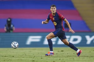 Hậu vệ Barcelona muốn ở lại nhưng sẵn sàng chuyển sang Premier League hoặc Serie A