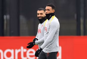 Salah lên tiếng bảo vệ Alexander-Arnold trước chỉ trích, kêu gọi CĐV Liverpool tiễn đưa trọng thị
