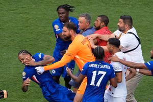 Luis Enrique ẩu đả với Joao Pedro trước sự hiện diện của Tổng thống Mỹ Donald Trump