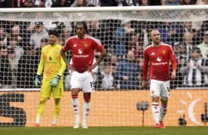 Neville: 'Man Utd phòng ngự như trẻ em 5 tuổi'
