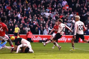 Liverpool che giấu hiệp một thảm hoạ bằng bàn bù giờ của Mac Allister