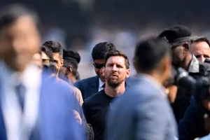 Cổ động viên Ấn Độ hô khẩu hiệu chống Real Madrid khi Messi, Suarez thăm Mumbai
