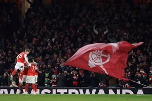 Arsenal giành về ba điểm sống còn trong cuộc đua vô địch
