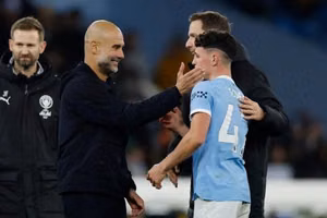 Pep Guardiola thừa nhận Man City sử dụng Phil Foden 'trái với tiềm năng'