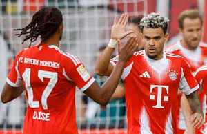 Bayern Munich vượt qua Augsburg trong trận đấu kịch tính