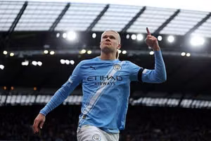Erling Haaland sánh vai với Aguero và Rooney nhờ cú đúp vào lưới MU